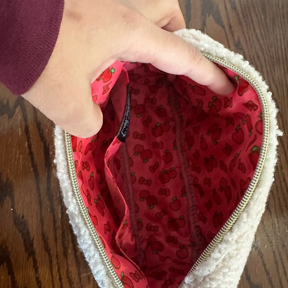 Hello Kitty Cream Fleece Make up Pouch - Picture 11 of 16